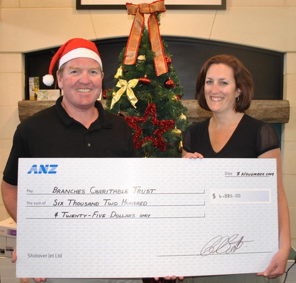 'Santa Scotty' (Clark Scott) surprises Kelly Campbell at work with a $6,000 Christmas present.